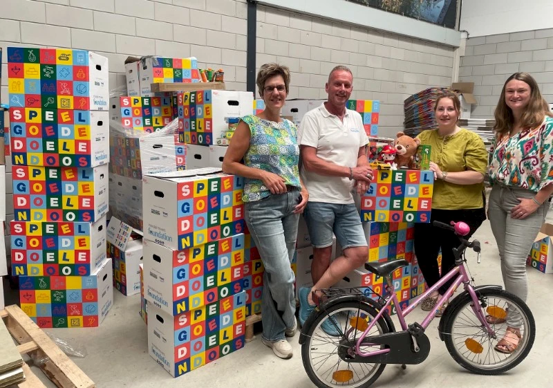 Speelgoedactie brengt blijdschap naar AZC Sliedrecht (speelgoeddozen_sorteren.jpg)